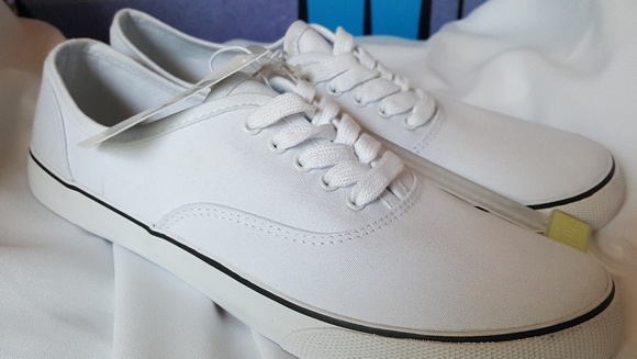 white cotton tennis shoes
